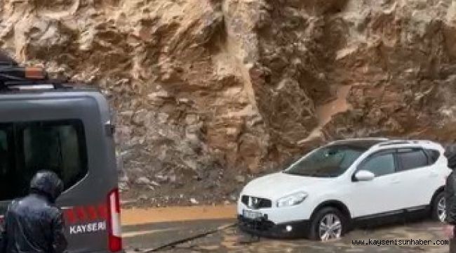 Kayseri'de heyelan nedeniyle yolda mahsur kalan araçlar kurtarıldı