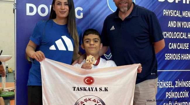 Kayserili bedensel engelli haltercilerden iki altın madalya