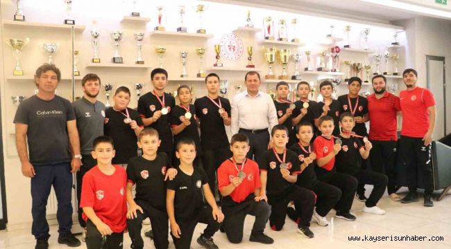 Kayserili minik güreşçilerden 11 madalya