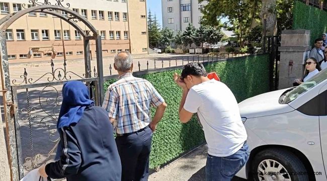 Sınava geç kalan öğrencinin ailesinden gazetecilere tepki