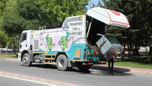 Talas'ta konteynerler hem yıkanıyor hem parfümleniyor