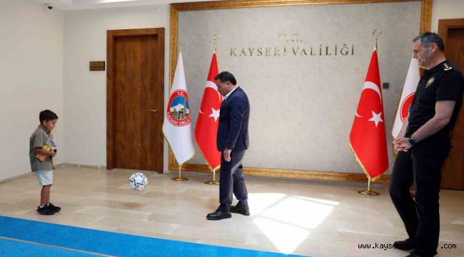 Vali ve emniyet müdürü şehit çocuğuyla futbol oynadı