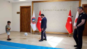 Vali ve emniyet müdürü şehit çocuğuyla futbol oynadı