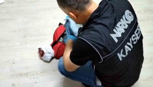 Zehir tacirleri polisten kaçamadı