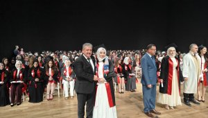 AK Parti'li vekil kızının diplomasını kendi elleriyle verdi