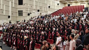 ERÜ Eczacılık Fakültesi 16. dönem mezunlarını verdi