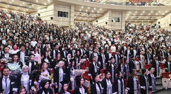 ERÜ'de genç iletişimciler mezun oldu