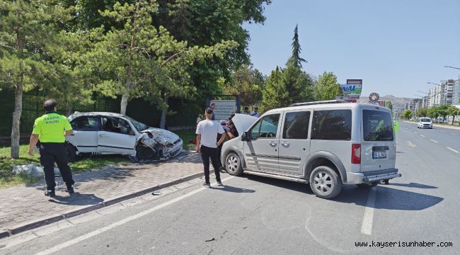 Karşı yola geçen otomobil 2 araca ve trafoya çarptı: 1 yaralı