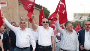 Kayseri iş dünyası milletin zaferini Cumhuriyet Meydanı'nda sahiplenmeye devam etti