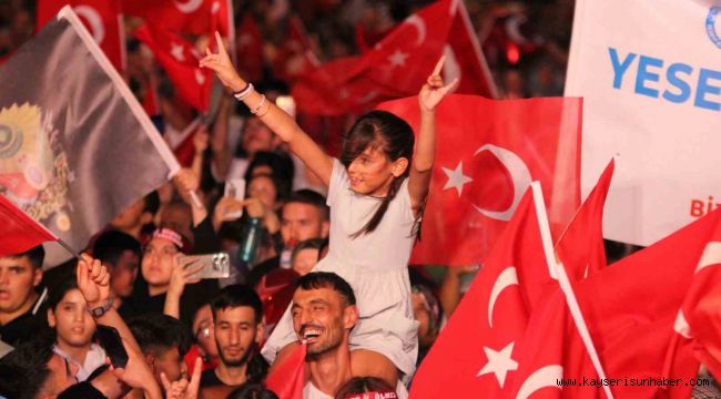 Kayseri'de 15 Temmuz'da vatandaşlar Cumhuriyet Meydanı'nı doldurdu