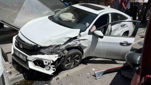 Kayseri'de kazada otomobiller kullanılamaz hale geldi