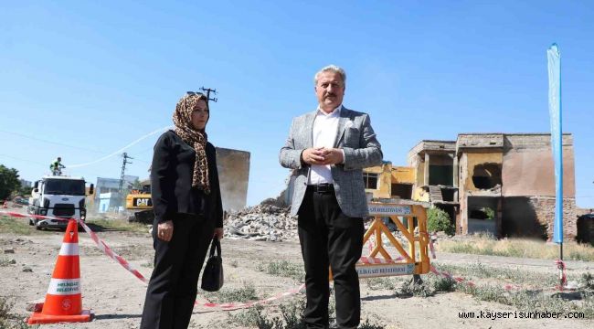 Melikgazi'de metruk 5 yapı yıkıldı