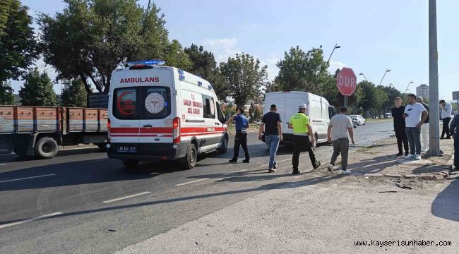 Minibüs kamyona arkadan çarptı: 1 yaralı
