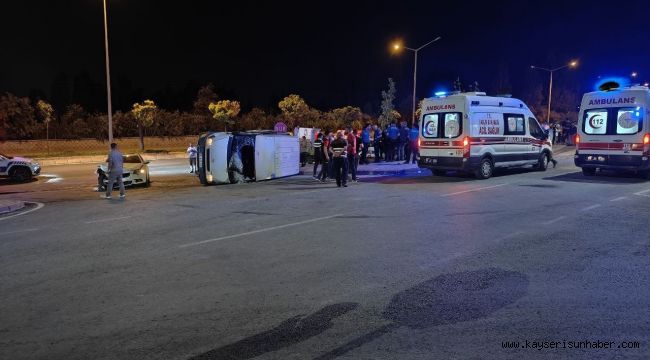 Otomobille çarpışan minibüs yan yattı: 9 yaralı