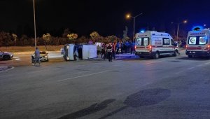 Otomobille çarpışan minibüs yan yattı: 9 yaralı