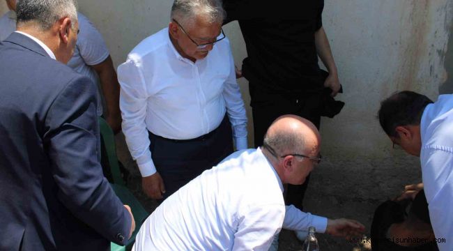 Sıcaktan bayılan gencin yardımına Başkan Büyükkılıç ve Sağlık Müdürü Erşan koştu