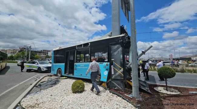 Tır halk otobüsüne ve otomobile çarptı: 8 yaralı