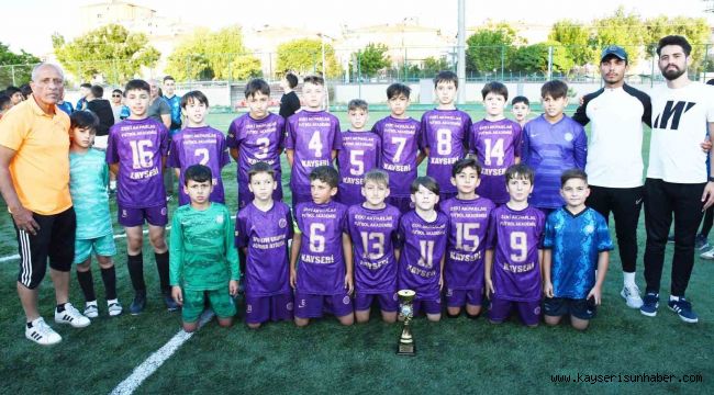 U11 Liginde Kayseri şampiyonu Zeki Akparlar FK