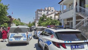 Üvey kızını ağır yaraladıktan sonra intihar etti
