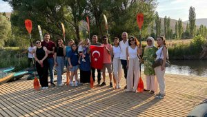 Zamantı Irmağı'nda şehit yakınları ve gaziler ücretsiz kanoya bindirildi