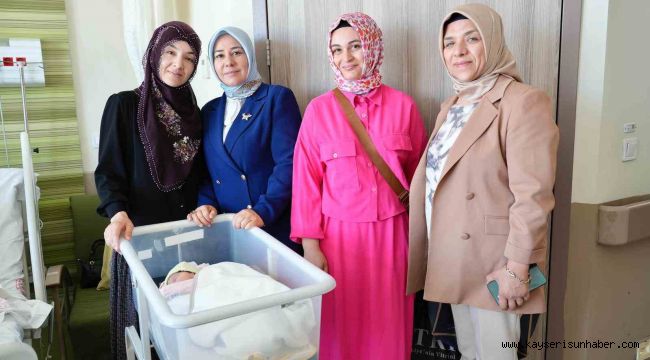 AK Parti Kayseri Kadın Kolları'ndan Anne Sütü Haftası'na anlamlı ziyaret