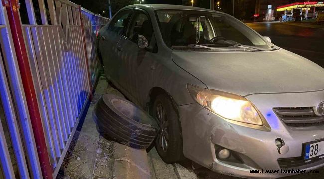 Bariyerlere çarpan otomobilin tekerleği fırladı: 2 yaralı