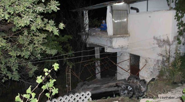 Ehliyetsiz sürücü evin bahçesine uçtu: 3 yaralı