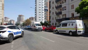 Evinde tabancayla vurulmuş halde bulundu