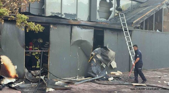 Kayseri'de yangın depoyu küle çevirdi