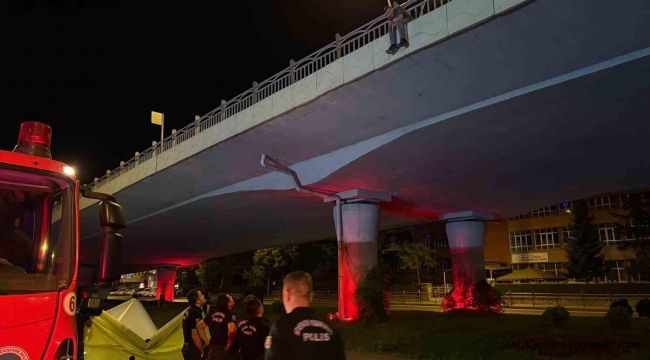 Köprüden atlamak isteyen şahsı polis ikna etti