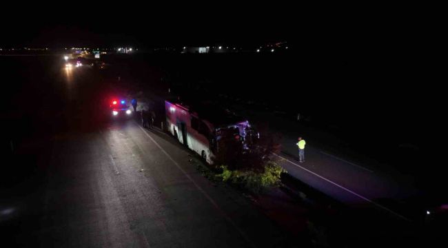 Orta refüje çıkan yolcu otobüsü ağaçları devirdi: 1 ölü, 13 yaralı