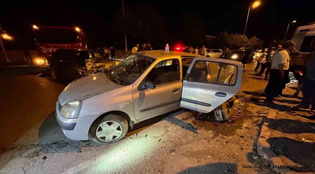 Otomobiller çarpıştı, sıkışan kadını itfaiye kurtardı