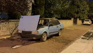 Park halindeki otomobil alev aldı