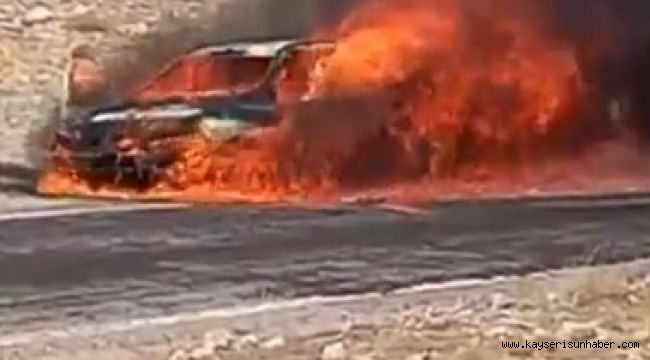 Seyir halindeki otomobil alev alev yandı