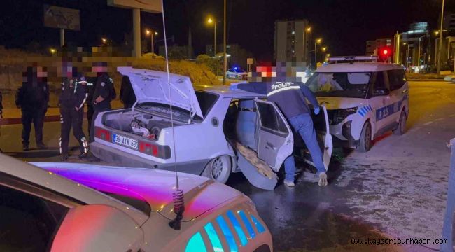 'Dur' ihtarına uymayan otomobil sürücüsü polis otosuna çarptı: 2 polis memuru yaralı
