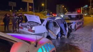 'Dur' ihtarına uymayan otomobil sürücüsü polis otosuna çarptı: 2 polis memuru yaralı