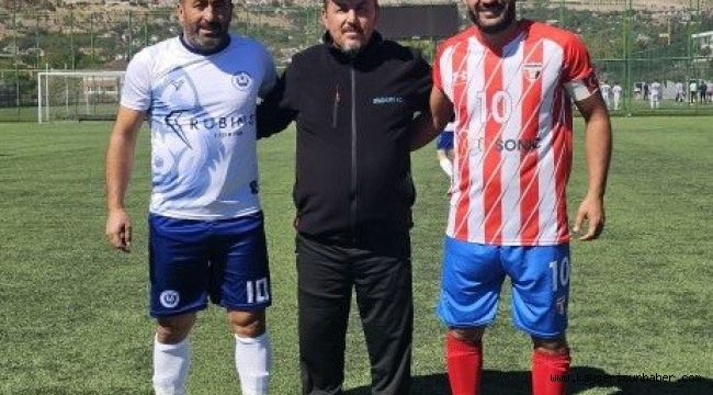 Ağabey - kardeş yeşil sahada rakip oldu