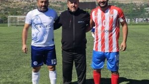 Ağabey - kardeş yeşil sahada rakip oldu