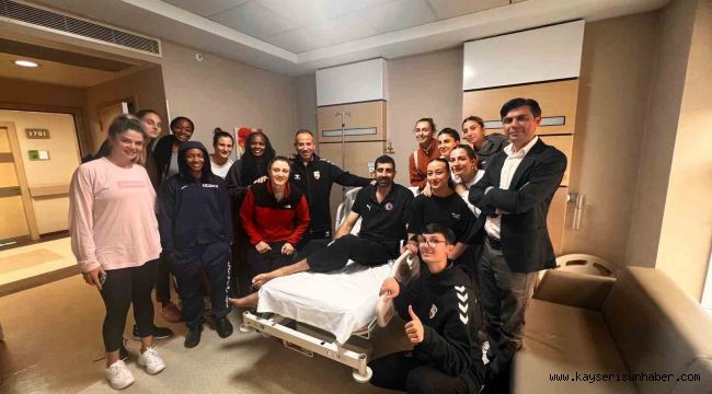 Ameliyat olan Solak'a kadın basketbolculardan ziyaret