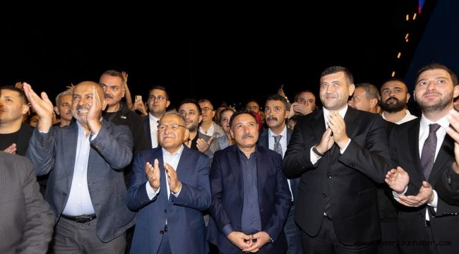 Başkan Büyükkılıç, Ahmet Şafak konserinde Kayserililerin coşkusuna ortak oldu