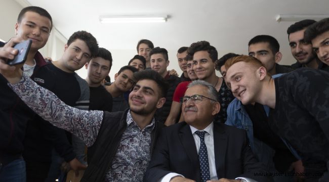 Büyükkılıç'tan, 10 bin öğrenciye 42 milyon TL'lik kırtasiye ve beslenme desteği