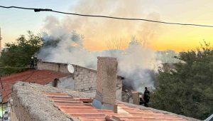 Çardakta çıkan yangın eve sıçradı, anneannenin dikkati torunları kurtardı