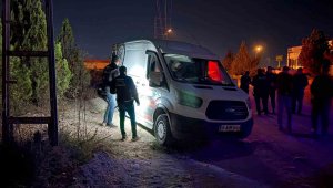 Çukura düşen aracını çıkarmaya çalışan şahsın başına saçma isabet etti