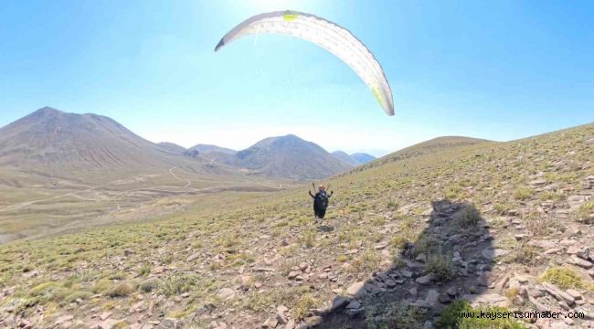 Erciyes'in 3 bin 500 metre rakımına yamaç paraşütü ile çıktılar