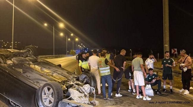 Futbolcular kazaya denk geldi, yaralılara müdahale etti