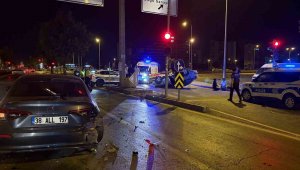 Işıkta bekleyen otomobile arkadan çarpıp, takla attı