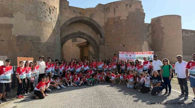 Kayseri Muaythai Takımı Kars'ta madalyaları topladı