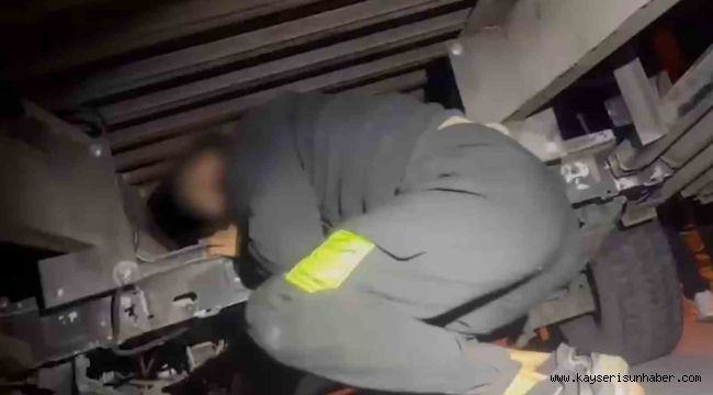 Oto kurtarıcıya yapılan gizli bölmede 2 düzensiz göçmen yakalandı