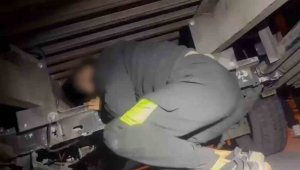 Oto kurtarıcıya yapılan gizli bölmede 2 düzensiz göçmen yakalandı