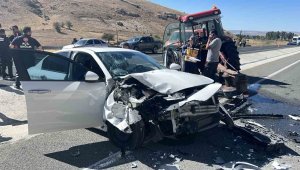 Otomobil ile traktör çarpıştı: 4 yaralı